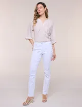 Pantalón de gabardina elastizada Zac & Rachel, modelo Colors, de corte recto en color naranja. Cuenta con pretina con pasadores, cierre y botón, además de bolsillos delanteros y bolsillos ojal en la parte trasera.
