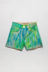 Short de cuero intervenido con arte abstracto en tonos verdes, celestes y amarillos por la artista Cocó Doldán.