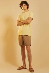 Bermuda de gabardina color tostado, con corte recto, bolsillos laterales y ruedo con dobladillo.