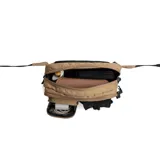 Riñonera de diseño funcional confeccionada en tejido ripstop repelente al agua, fabricado con plástico reciclado. Presenta un compartimento principal con cierre, un bolsillo frontal con cierre y un bolsillo frontal con solapa y hebilla de ajuste. Incluye correa regulable para llevar a la cintura o cruzada.