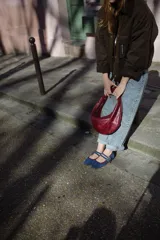 Chatas de gamuza azul con ribete rojo, doble tira con hebilla y apliques de strass.