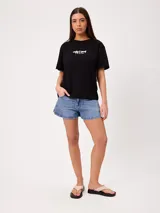 Remera negra de ajuste holgado con gran estampado en la espalda que incluye un sol, una ola, símbolos y las inscripciones "made of sun" y "ocean calm".