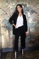 Tapado verde lima de paño, con cuello solapa y cierre frontal con un botón.