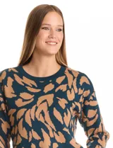 Buzo de tejido de punto con estampado animal print orgánico en tonos azul y marrón. Presenta cuello redondo, puños y ruedo con terminación rib, y mangas con hombros caídos.