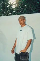 Remerón negro de corte amplio con estampa en la espalda con la palabra "RELAX" en letras blancas con efecto ondulado.