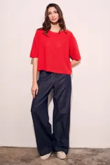 Sweater rojo de algodón con textura calada y mangas cortas.