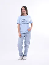 Remera blanca de manga corta con estampado frontal de una tortuga marina rodeada de corales y la frase "OCEAN LIFE".