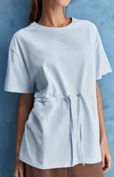 Remera celeste de algodón con cuello redondo, mangas cortas y cordón ajustable en la cintura.