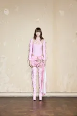 Minifalda drapeada de satén italiano color blanco, con un lado más corto y el otro cayendo en una cola larga hasta los tobillos. Presenta un detalle de estampado dorado simulando una cadena anudada en la cintura.