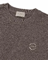 Buzo Brooksfield modelo Larsson, color marrón topo con textura melange, cuello redondo ribeteado y pequeño estampado circular en el pecho.