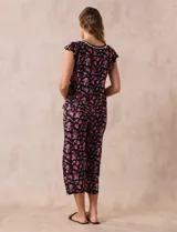 Conjunto de pijama marca René Rofé, compuesto por una remera de escote en V con botones y un pantalón capri con cintura elastizada, ambos en tejido soft estampado con motivos florales en tonos celeste y blanco.