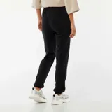Pantalón de jogging negro con cintura elástica y cordón ajustable.
