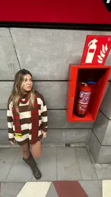 Bufanda tejida a rayas horizontales en tonos marrón, beige y rojo.