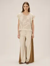 Buzo de punto tejido con hilado de lino, color beige, con silueta relajada, mangas cortas y diseño calado con motivos orgánicos.