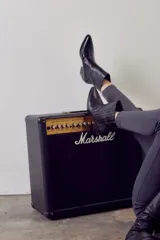 Bota corta de cuero negro con textura croco, taco bajo y cierre lateral.