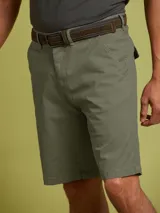 Bermuda color verde militar, con bolsillos laterales y traseros.