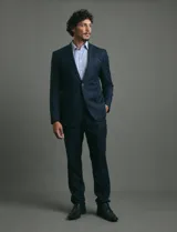 Ambo de vestir para hombre compuesto por saco de dos botones y pantalón de corte recto, en color azul oscuro.