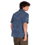 Camisa de hombre CAT de manga corta con estampado camuflado en tonos azules. Tiene un bolsillo en el pecho con el logo de CAT y cierre con botones.