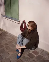 Chatas de gamuza azul con ribete rojo, doble tira con hebilla y apliques de strass.