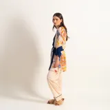 Kimono de gasa con estampado floral multicolor y ribete azul marino.