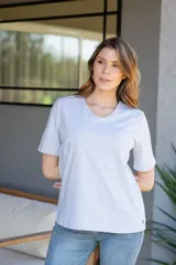 Remera básica de algodón color azul, con escote redondo, manga corta y bolsillo en el pecho.