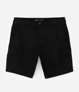 Bermuda de sarga negra de corte recto y holgado para hombre, con bolsillos cargo laterales con solapa, cintura con pasadores y cierre frontal con botón y cremallera.