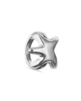 Anillo de aleación de metales bañado en plata con diseño de estrella de mar tridimensional.