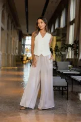Pantalón palazzo color beige de tiro alto y corte amplio.