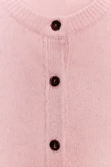 Chaqueta de tejido de punto color verde musgo, de corte cropped, con cuello redondo y cierre frontal de botones oscuros.