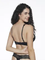 Conjunto de ropa interior negro de encaje, compuesto por un bralette con escote en V y una tanga con cintura de encaje.