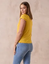 Remera amarilla de algodón con cuello alto y mangas cortas.