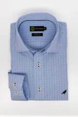 Camisa de vestir celeste con patrón de cuadros finos, manga larga y cuello corto. Cuenta con cierre frontal de botones y un bordado discreto de un ave en la parte inferior.
