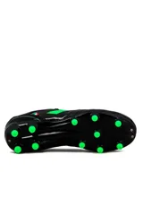 Zapatos de fútbol Lotto modelo Milan-MD-M, color negro, con tapones para césped natural, detalles de costuras en la puntera y logo de la marca en el lateral con la bandera de Italia.