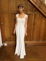 Vestido largo color blanco marfil, con corset de tul bordado con perlas y apliques de flores.