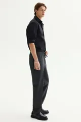Camisa de corte slim fit en tejido elástico de mezcla de algodón, con cuello italiano, tapeta lisa y mangas largas con puños ajustables. Presenta un bajo levemente redondeado y canesú en la espalda.