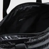 Bolso tipo tote de Bubba, con diseño acolchado y acabado brillante. Cuenta con correas largas con el logo de la marca estampado y compartimento interno para dispositivos electrónicos.