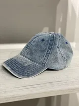 Gorra de visera color rosa.