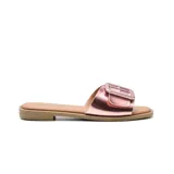 Sandalia casual Korium color rosa metalizado, con tira ancha sobre el empeine adornada con hebilla rectangular.