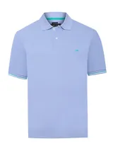 Chomba celeste modelo Mitchell de RKF, confeccionada en piqué de algodón Pima. Presenta cuello polo, cierre frontal con botones, mangas cortas con detalles de rayas contrastantes en los puños y el logo de la marca bordado en el pecho.