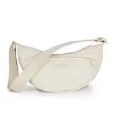 Bolso tipo bandolera de diseño curvo en color beige, con correa ajustable, cierre principal superior y bolsillo frontal con cierre, ambos con tiradores a tono. Incluye etiqueta con logo de la marca en el frente.