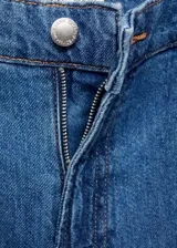 Short de denim azul de tiro medio, con diseño recto, trabillas para cinto, pinzas delanteras y cierre frontal de cremallera y botón. Cuenta con dos bolsillos laterales.