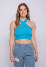 Top corto celeste sin mangas, con cuello halter cruzado y textura acanalada.
