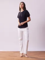 Remera de modal color azul marino, marca Tahari. Cuello redondo y mangas cortas abullonadas con puño.