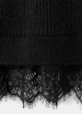 Jersey negro de punto de corte holgado, con cuello en V adornado con detalles de encaje y manga larga.