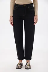 Pantalón negro de corte recto, con tiro alto y costuras en hilo color ocre.