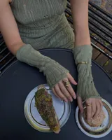 Anillo de diseño artesanal con estructura entrelazada de líneas irregulares y acabado orgánico. Pieza ajustable fabricada en metales nobles.