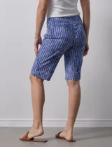 Bermuda a la rodilla con estampado de rayas verticales azules y blancas, pretina ancha elastizada.