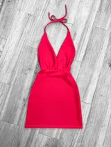 Minivestido rojo con escote halter y espalda descubierta.