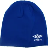 Gorro tipo beanie de tejido de punto color negro, con el logo de la marca Umbro bordado en color blanco en la parte frontal.