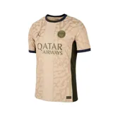 Camiseta de fútbol Nike del Paris Saint-Germain, modelo complementario temporada 2023/24. Diseño en tonos beige con estampado tipo piel de elefante y detalles en azul marino. Incluye logo de Jordan, escudo del PSG y sponsor Qatar Airways en el frente.